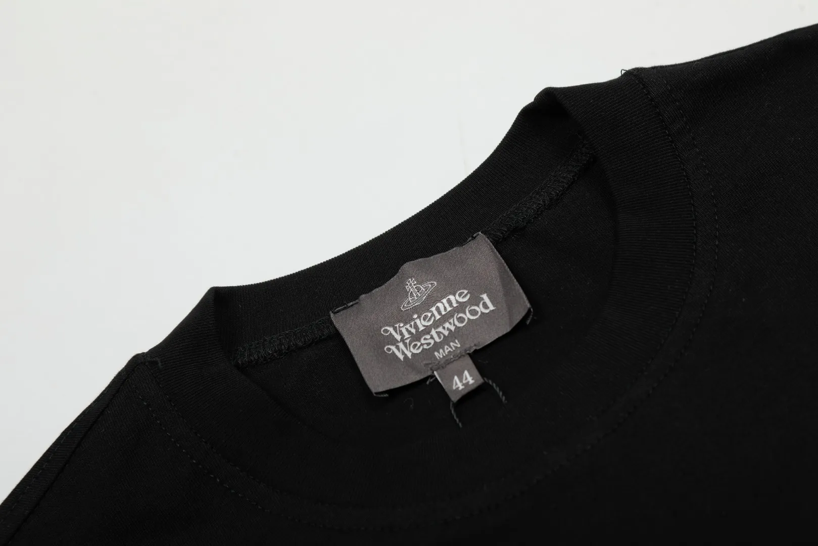 VIVI 139# "Exclusive style" vivienne west wood Queen Mother Vivienne Saturn logo printed short sleeves. The new fabrics have been machine washed at high temperature + water twice. The only one in the entire network that achieves 0 shrinkage. The Solona thread is arranged. The threaded neckline does not deform. It is tight and dense. Welcome to compare. The entire series of correct accessories. Every detail is completely restored and can be stretched directly.